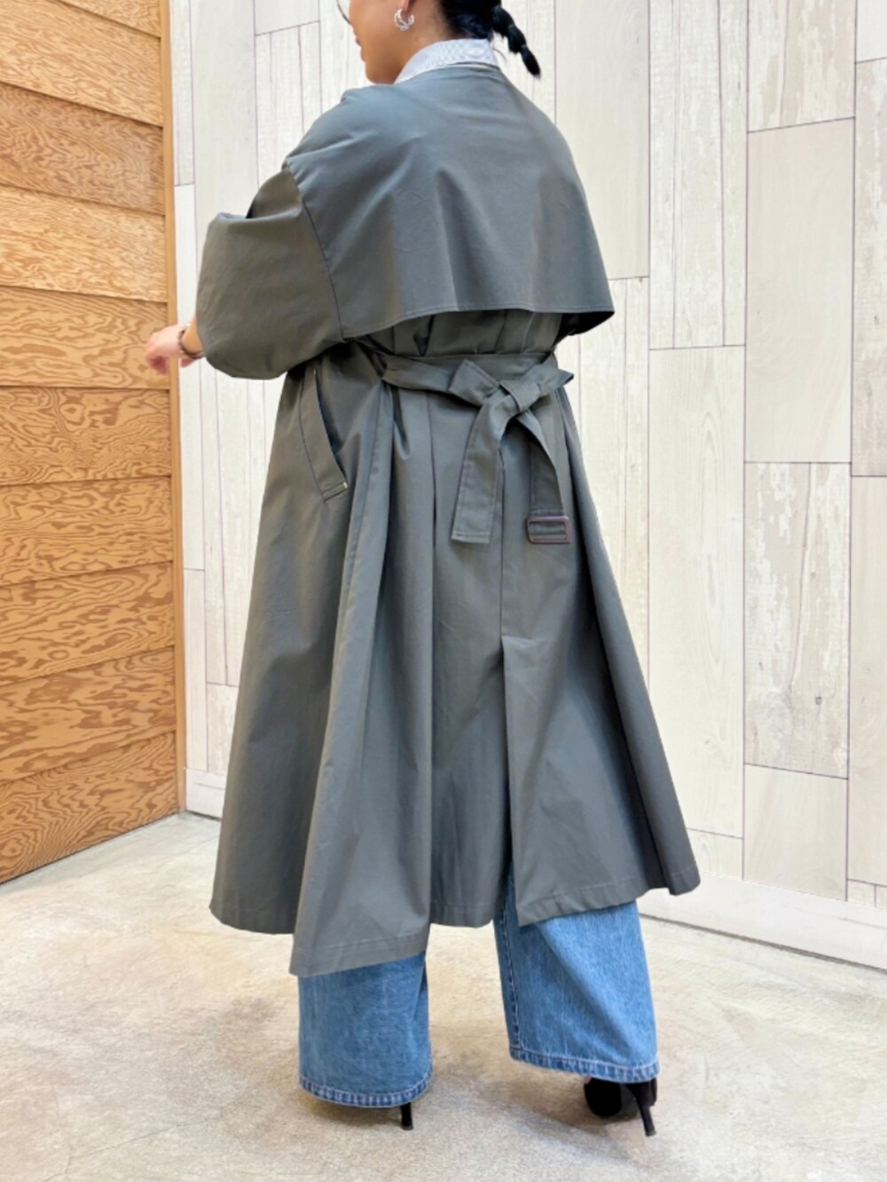 ブルー系のデニムパンツ、グレー系のトレンチコート、ホワイト系のシャツ/ブラウスを着用したレディースの春コーディネートの2枚目の写真