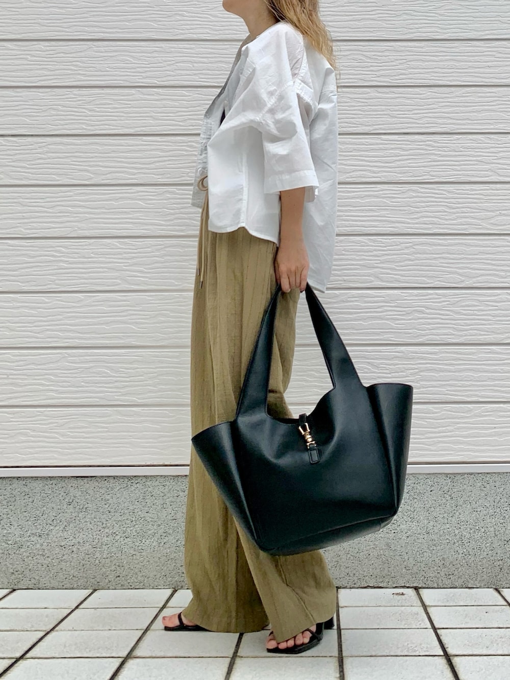 ホワイト系のシャツ/ブラウス、ブラック系のトートバッグ、ブラウン系のその他パンツを着用したレディースの夏コーディネートの2枚目の写真
