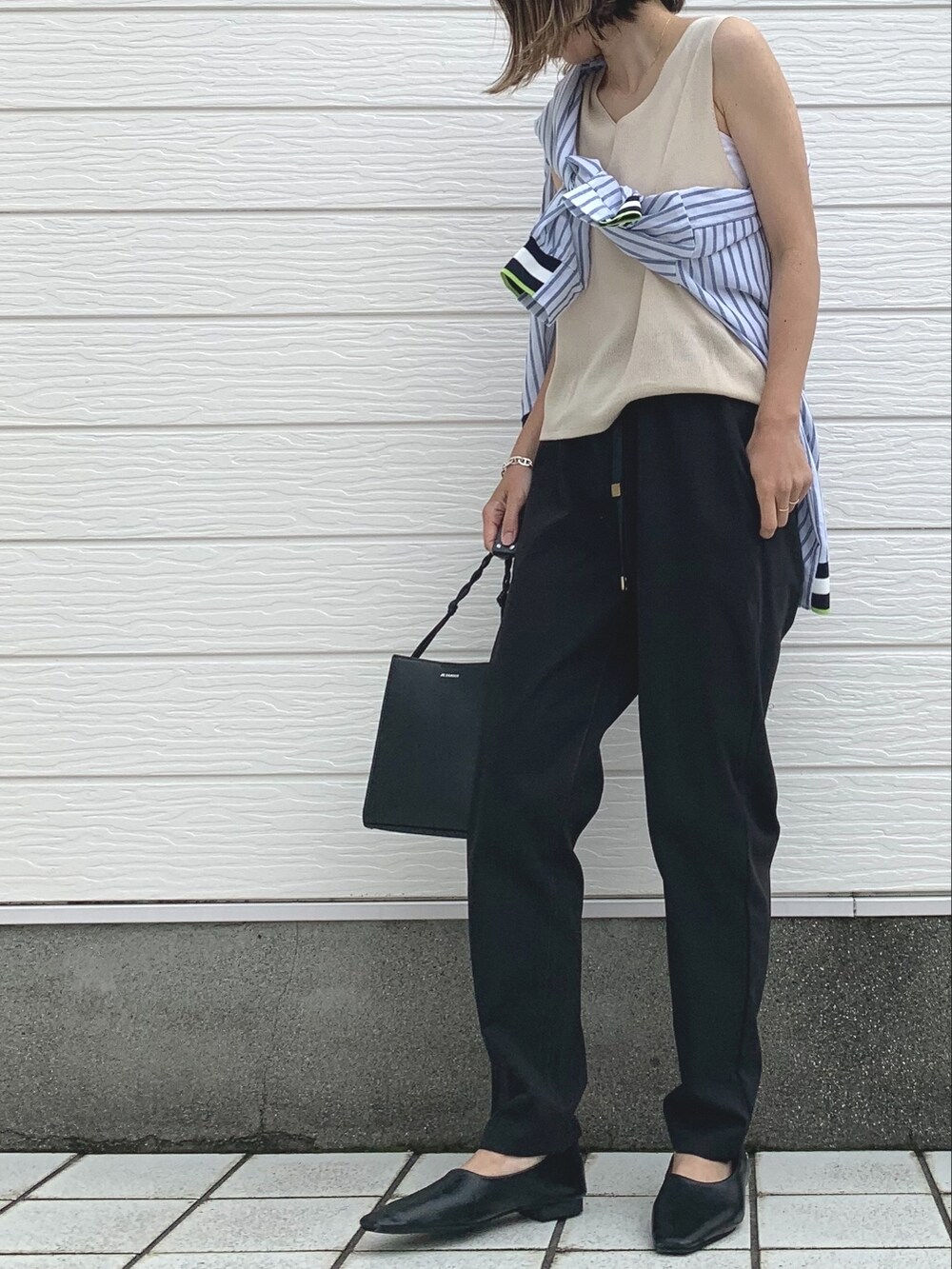 ブラック系のその他パンツ、ブラック系のショルダーバッグ、ホワイト系のシャツ/ブラウスを着用したレディースの夏コーディネートの2枚目の写真