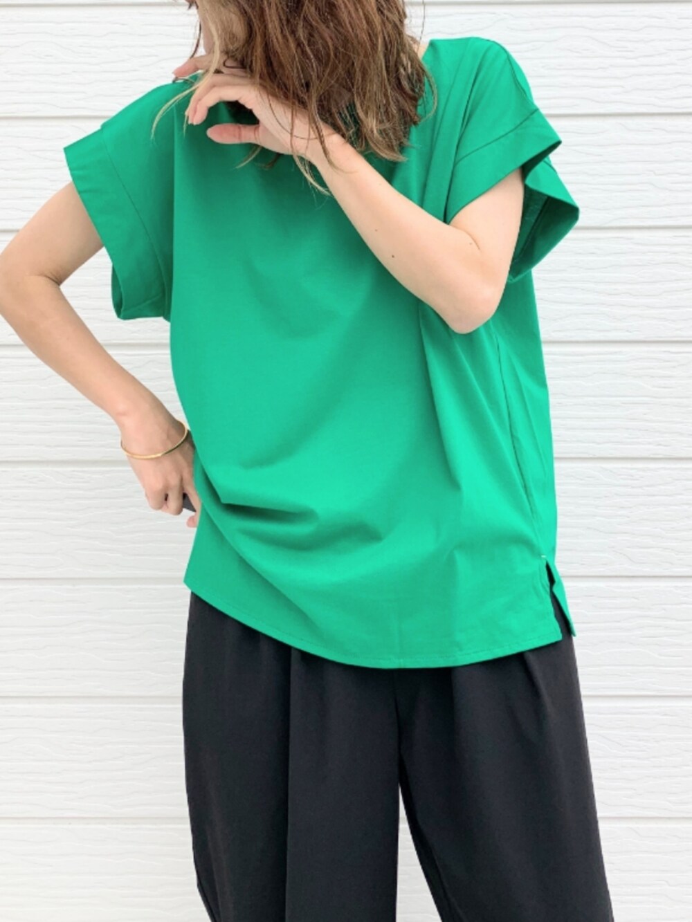 グリーン系のTシャツ/カットソー、ブラック系のその他パンツ、ブラック系のショルダーバッグを着用したレディースの春コーディネートの3枚目の写真