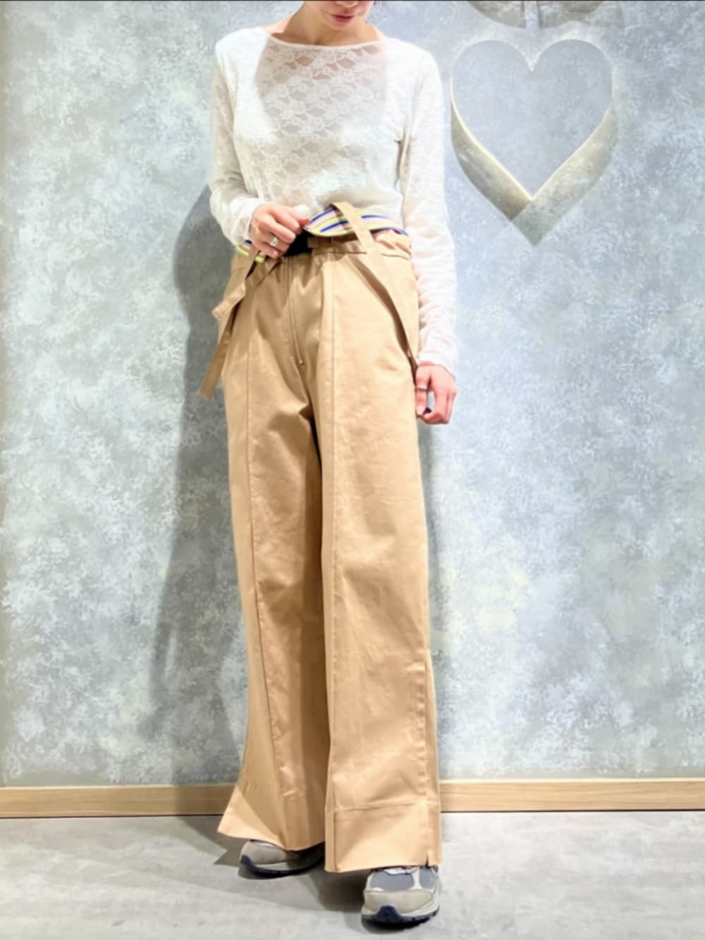 ベージュ系のその他パンツ、ホワイト系のTシャツ/カットソー、ブラック系のテーラードジャケットを着用したレディースの冬コーディネートの2枚目の写真