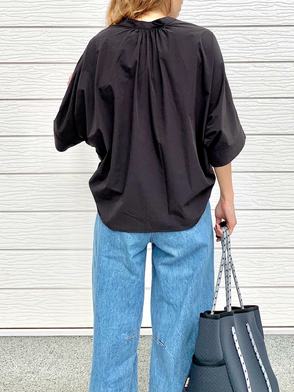 ブラック系のシャツ/ブラウス、ブルー系のデニムパンツ、ブルー系のトートバッグを着用したレディースの夏コーディネートの5枚目の写真
