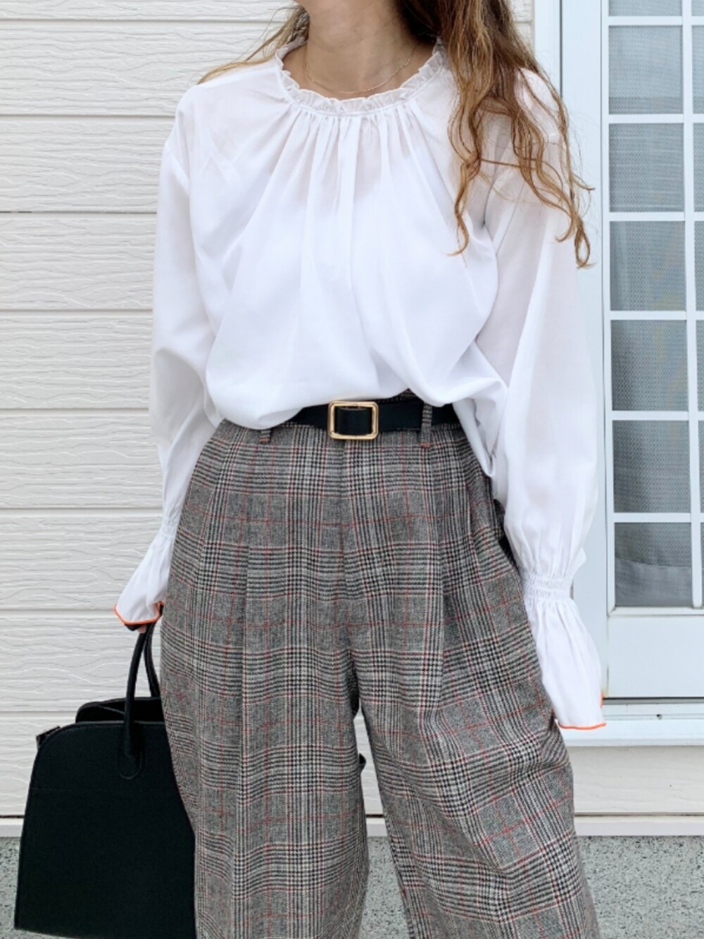 ホワイト系のシャツ/ブラウス、ブラック系のスラックスを着用したレディースの秋コーディネートの3枚目の写真