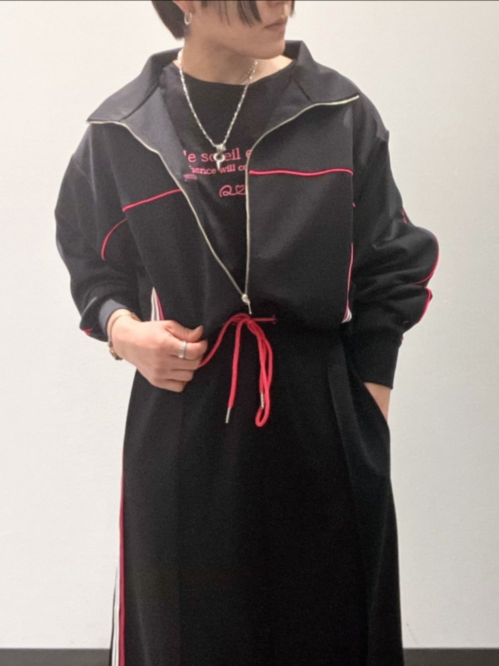 ブラック系のスカート、ブラック系のその他アウターを着用したレディースの春コーディネートの4枚目の写真