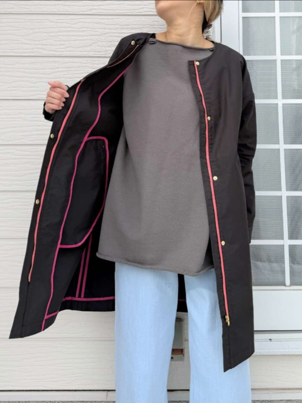 ブルー系のデニムパンツ、ブラック系のサンダル、グレー系のスウェットを着用したレディースの冬コーディネートの5枚目の写真