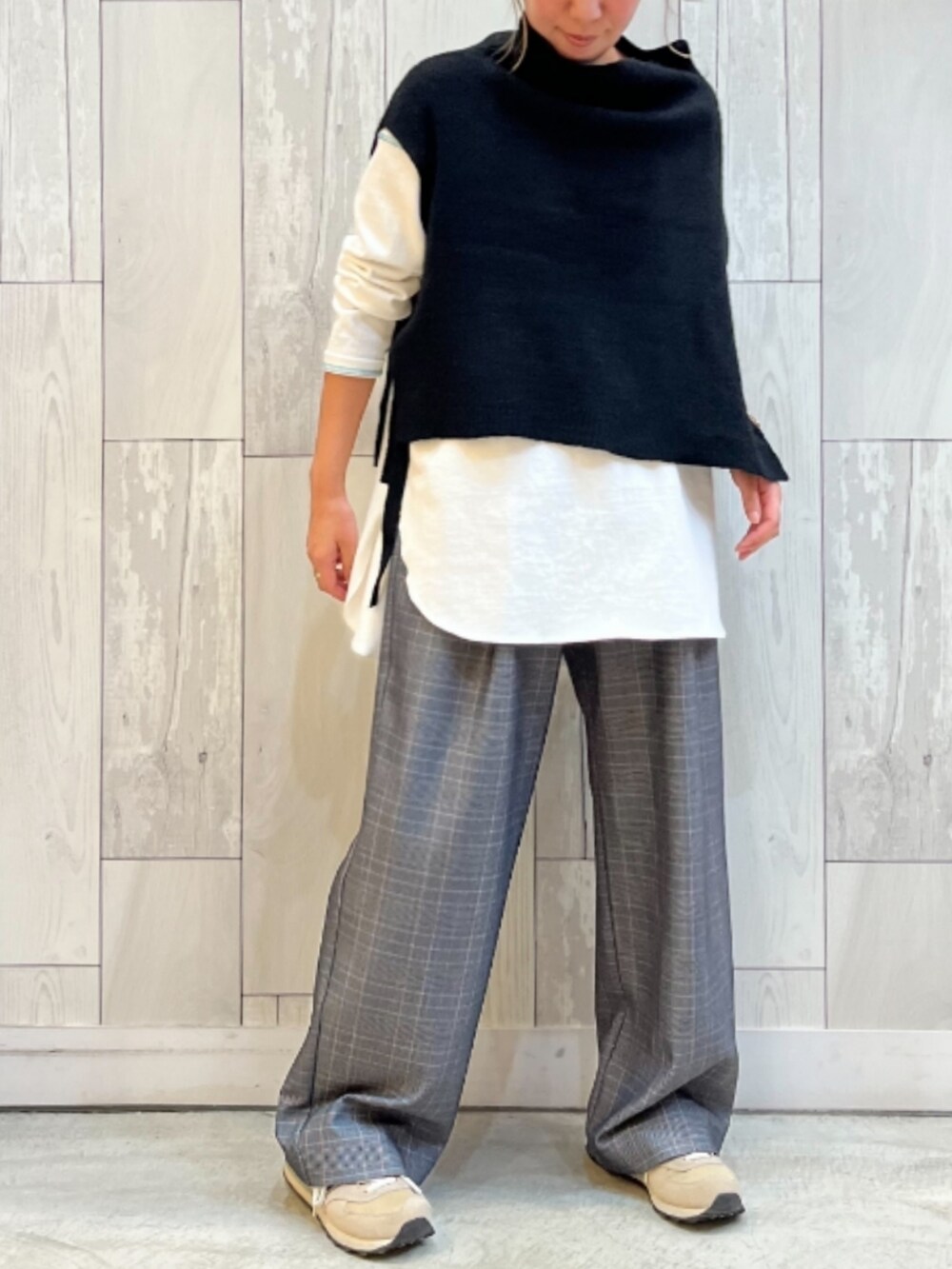 ブラック系のその他パンツ、ホワイト系のTシャツ/カットソー、ブラック系のベストを着用したレディースの秋コーディネートの2枚目の写真