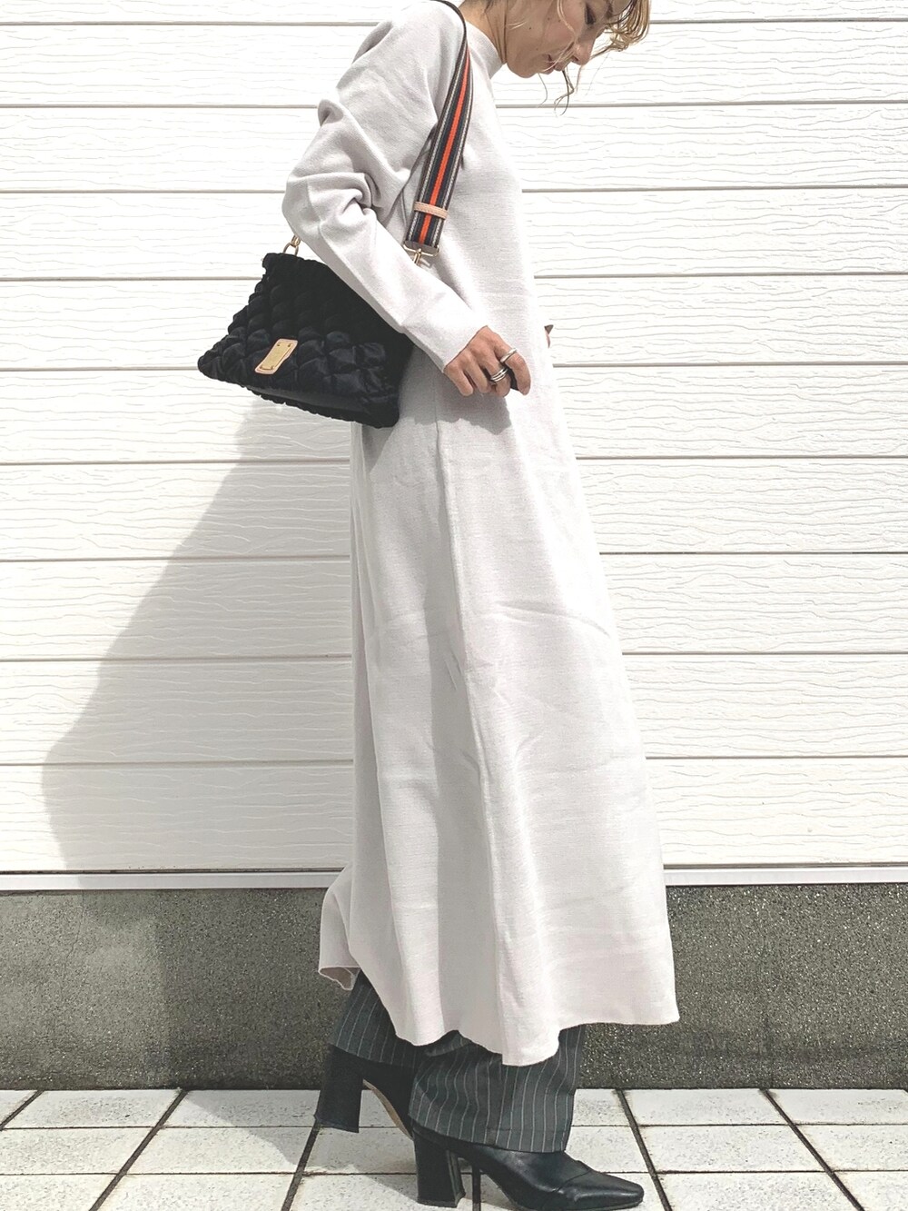 グレー系のその他パンツ、ブラック系のショルダーバッグ、ベージュ系のチュニックを着用したレディースの秋コーディネートの2枚目の写真