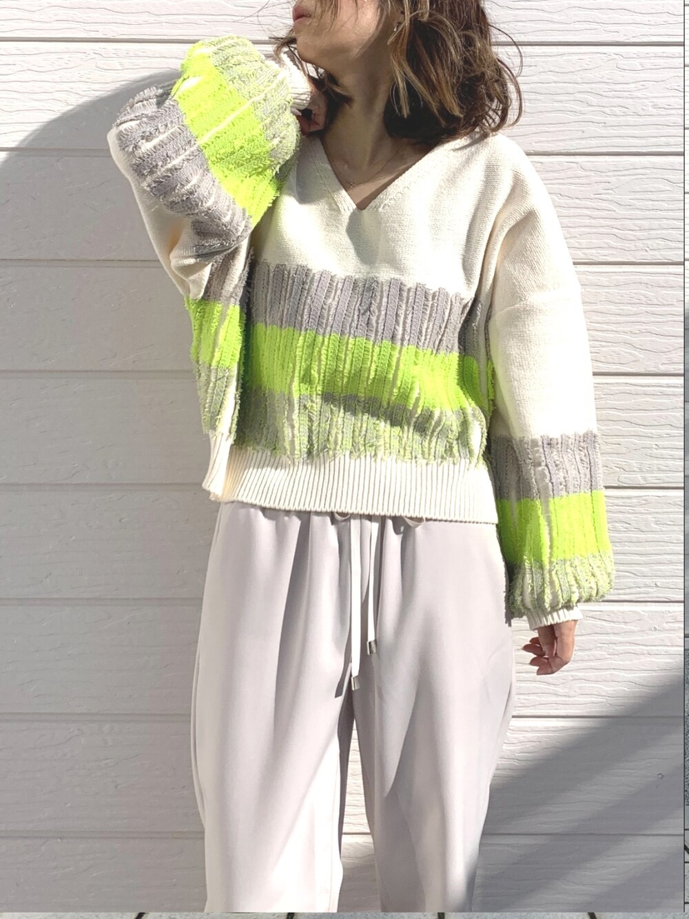 ホワイト系のその他パンツ、ブラック系のショルダーバッグ、ホワイト系のニット/セーターを着用したレディースの冬コーディネートの4枚目の写真