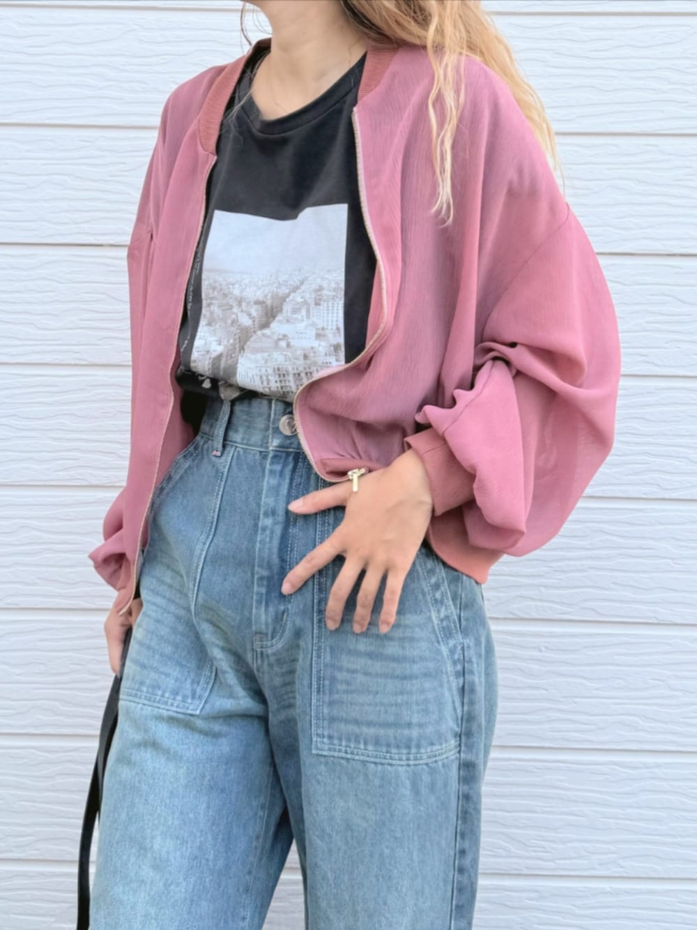 ブラック系のトートバッグ、グレー系のTシャツ/カットソー、ブルー系のデニムパンツを着用したレディースの秋コーディネートの4枚目の写真