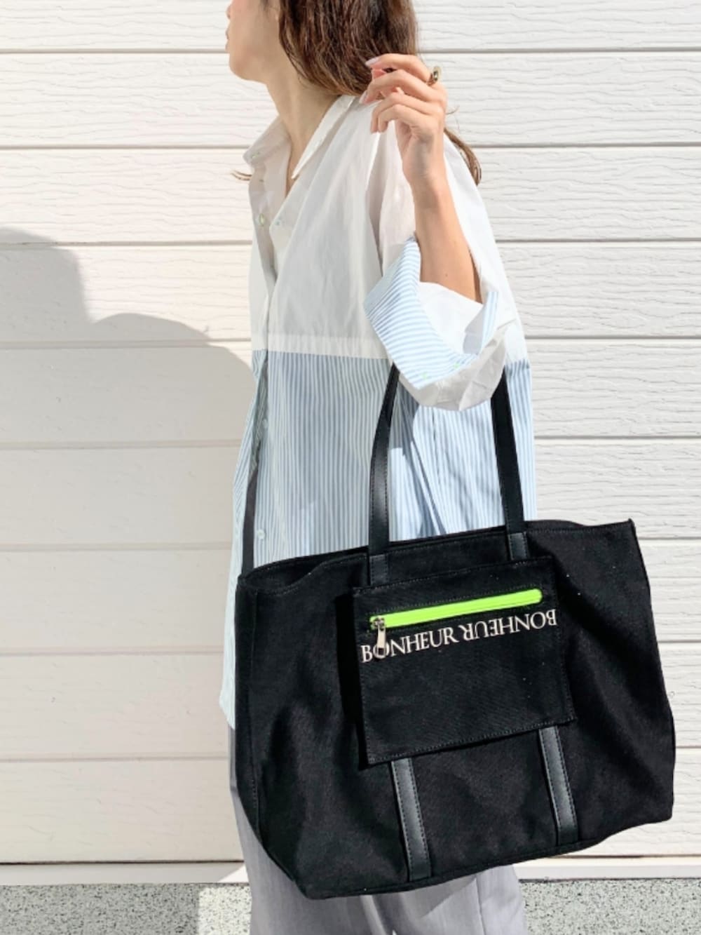 ホワイト系のシャツ/ブラウス、グレー系のスラックス、シルバー系のスニーカーを着用したレディースの冬コーディネートの3枚目の写真