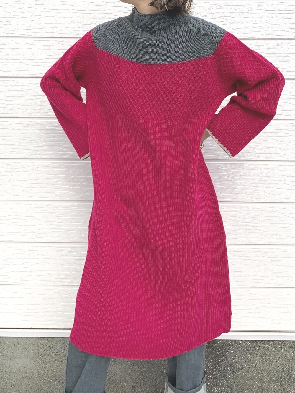 グレー系のデニムパンツ、グレー系のワンピース、ブラック系のショルダーバッグを着用したレディースの夏コーディネートの4枚目の写真