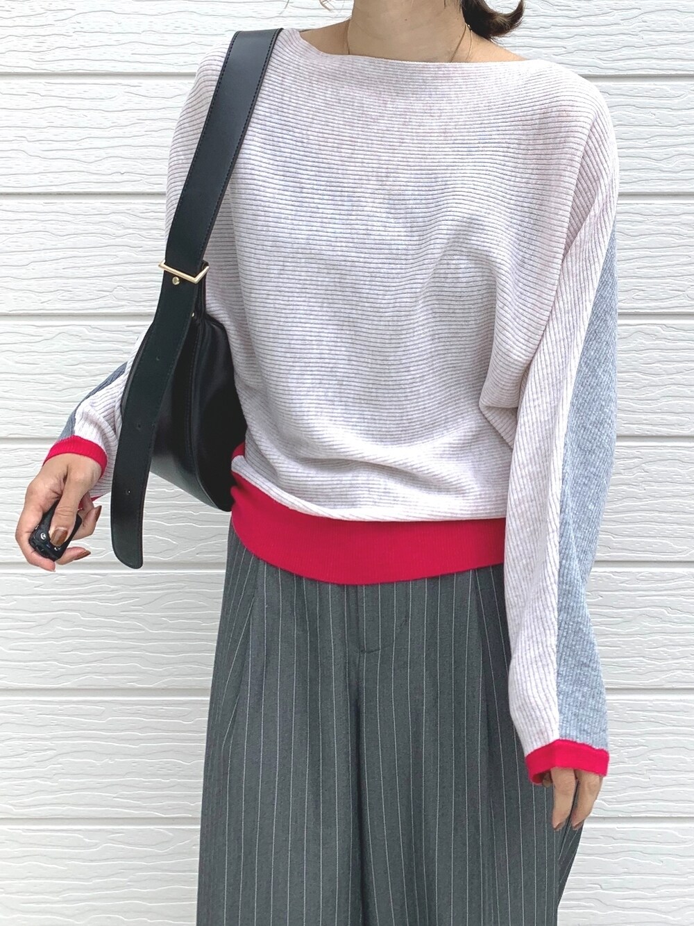 グレー系のその他パンツ、ブラック系のショルダーバッグ、ブラック系のスニーカーを着用したレディースの秋コーディネートの3枚目の写真