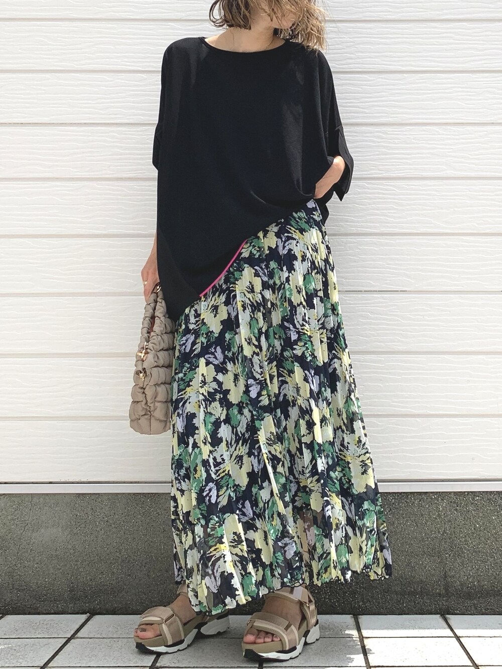 ベージュ系のショルダーバッグ、ブラック系のニット/セーター、ベージュ系のサンダルを着用したレディースの夏コーディネートの2枚目の写真