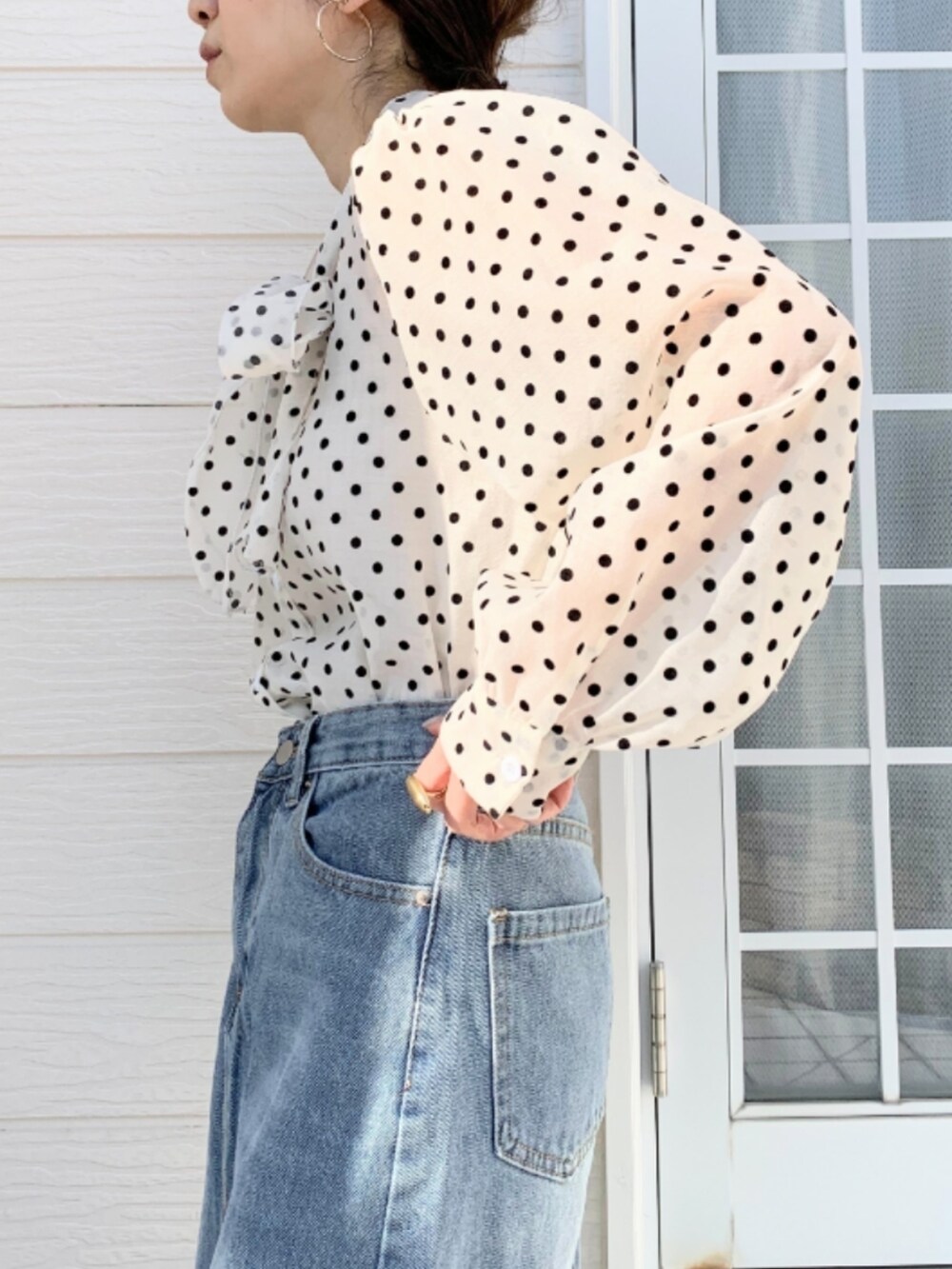 ブルー系のデニムスカート、ホワイト系のスニーカー、ベージュ系のシャツ/ブラウスを着用したレディースの春コーディネートの5枚目の写真