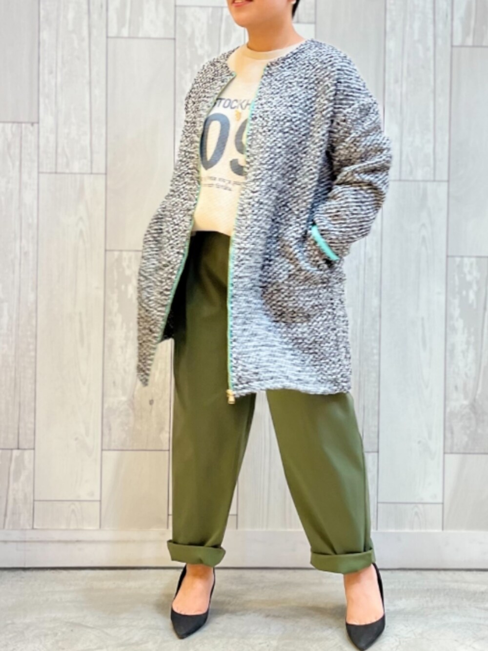 グリーン系のその他パンツ、ベージュ系のTシャツ/カットソー、ブラック系のカーディガン/ボレロを着用したレディースの秋コーディネートの2枚目の写真