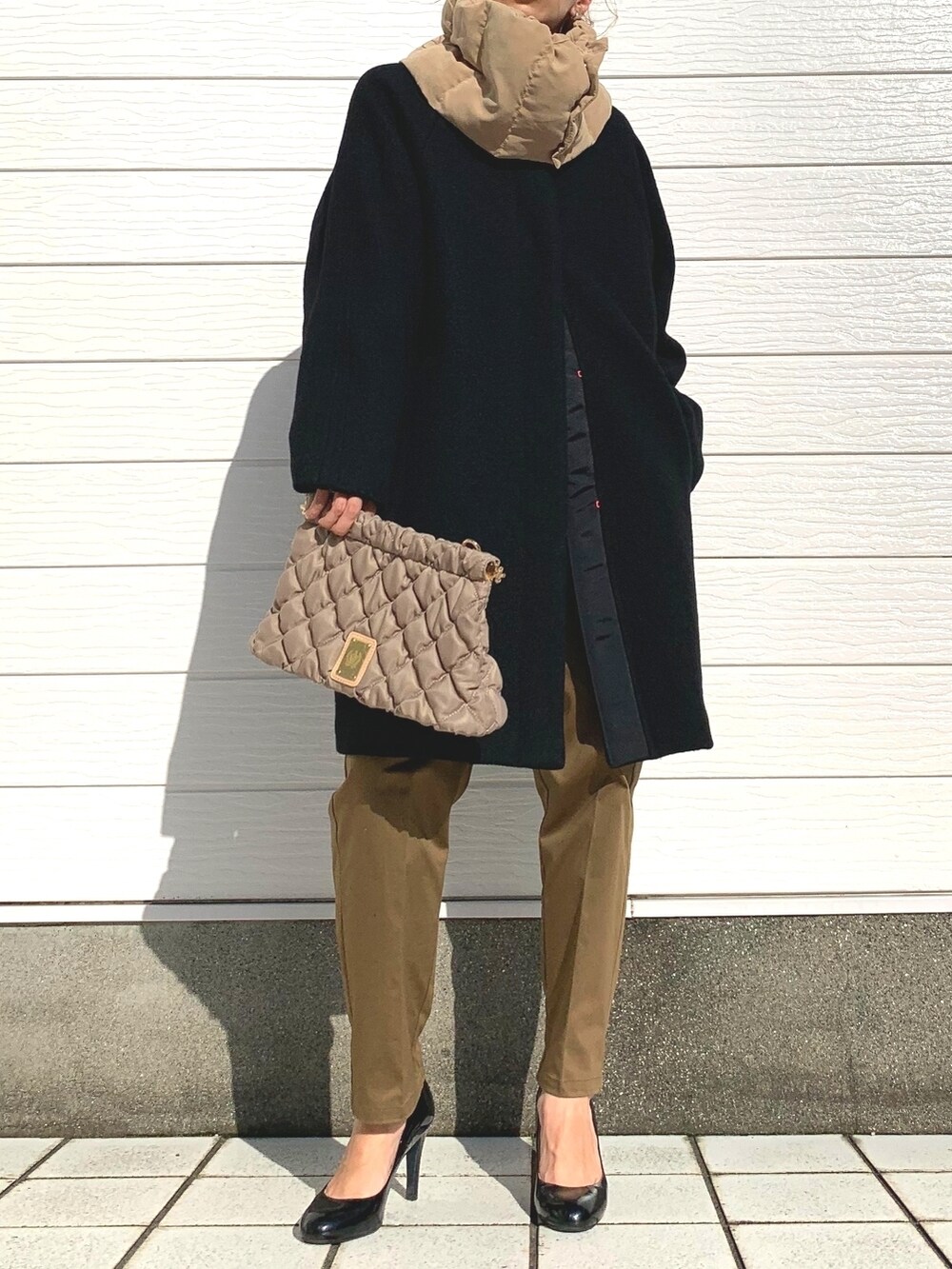 グリーン系のその他パンツ、ベージュ系のショルダーバッグ、オレンジ系のスウェットを着用したレディースの秋コーディネートの2枚目の写真