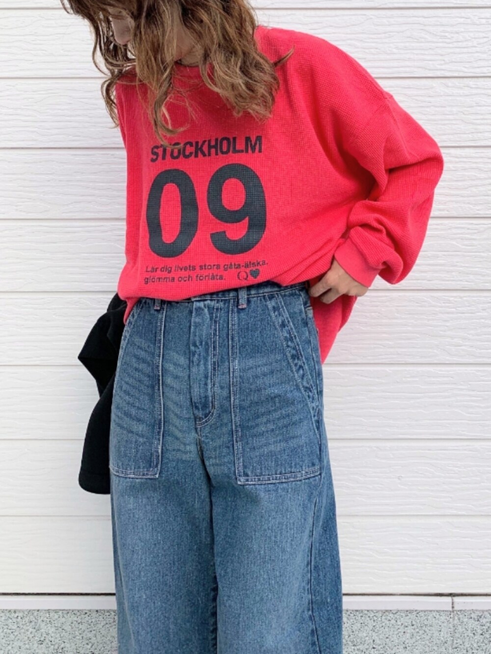 ブルー系のデニムパンツ、シルバー系のスニーカー、ブラック系のブルゾンを着用したレディースの秋コーディネートの4枚目の写真