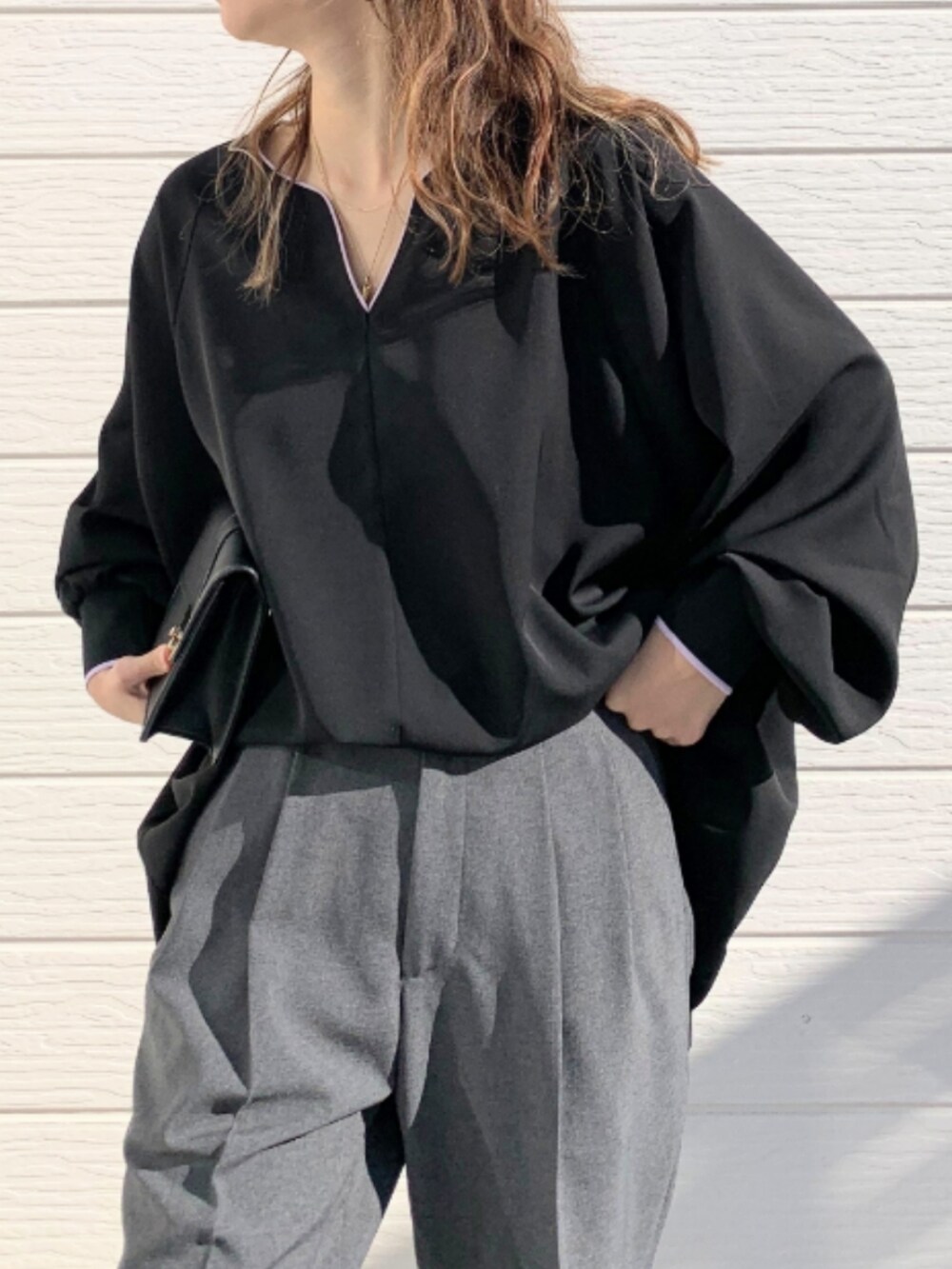 シルバー系のスニーカー、グレー系のその他パンツ、ブラック系のシャツ/ブラウスを着用したレディースの冬コーディネートの4枚目の写真