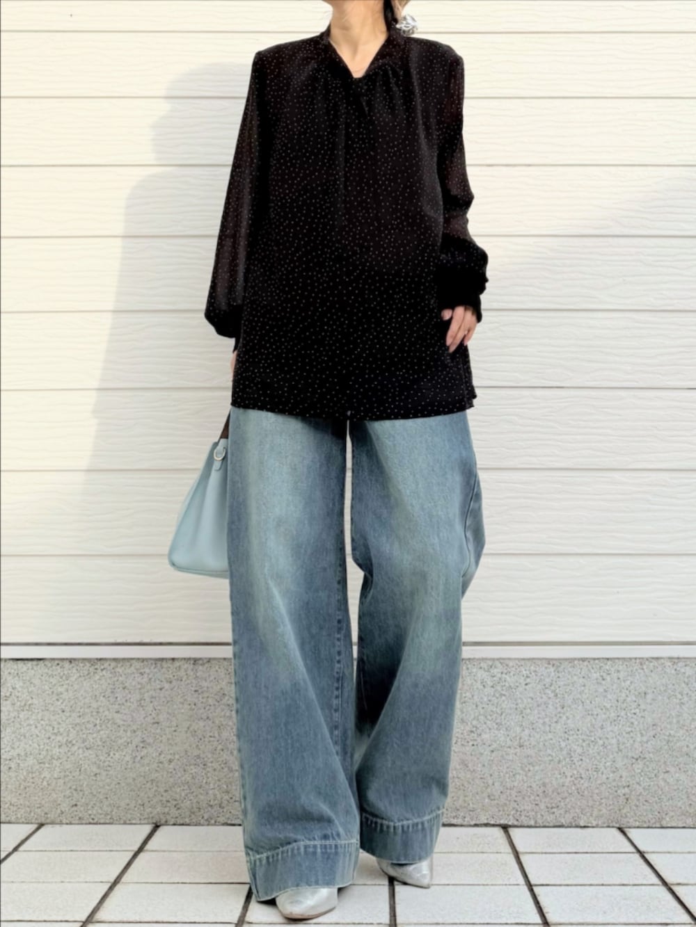 ブルー系のデニムパンツ、その他のシャツ/ブラウス、ブルー系のトートバッグを着用したレディースの冬コーディネートの2枚目の写真