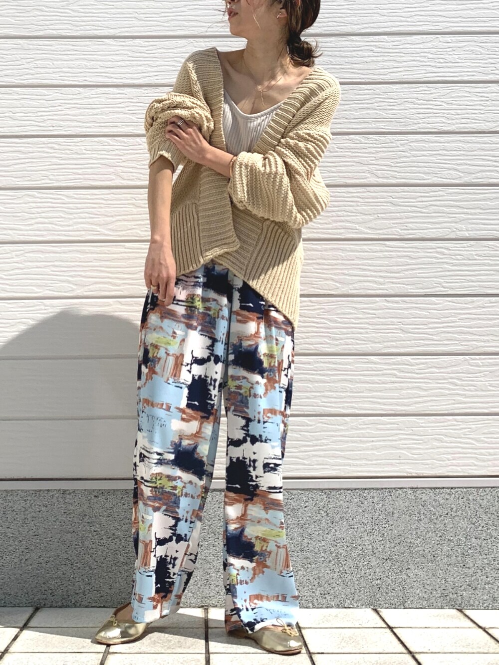 ブルー系のその他パンツ、ベージュ系のカーディガン/ボレロ、ベージュ系のキャミソールを着用したレディースの春コーディネートの2枚目の写真