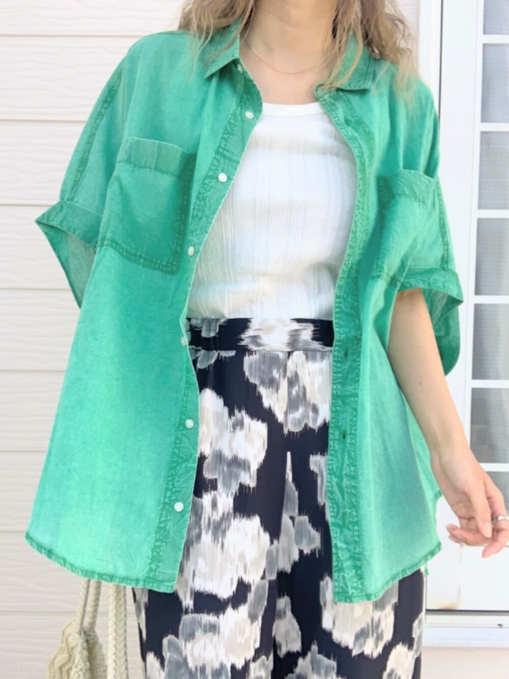 ホワイト系のトートバッグ、ブラック系のその他パンツ、ブラック系のサンダルを着用したレディースの春コーディネートの5枚目の写真