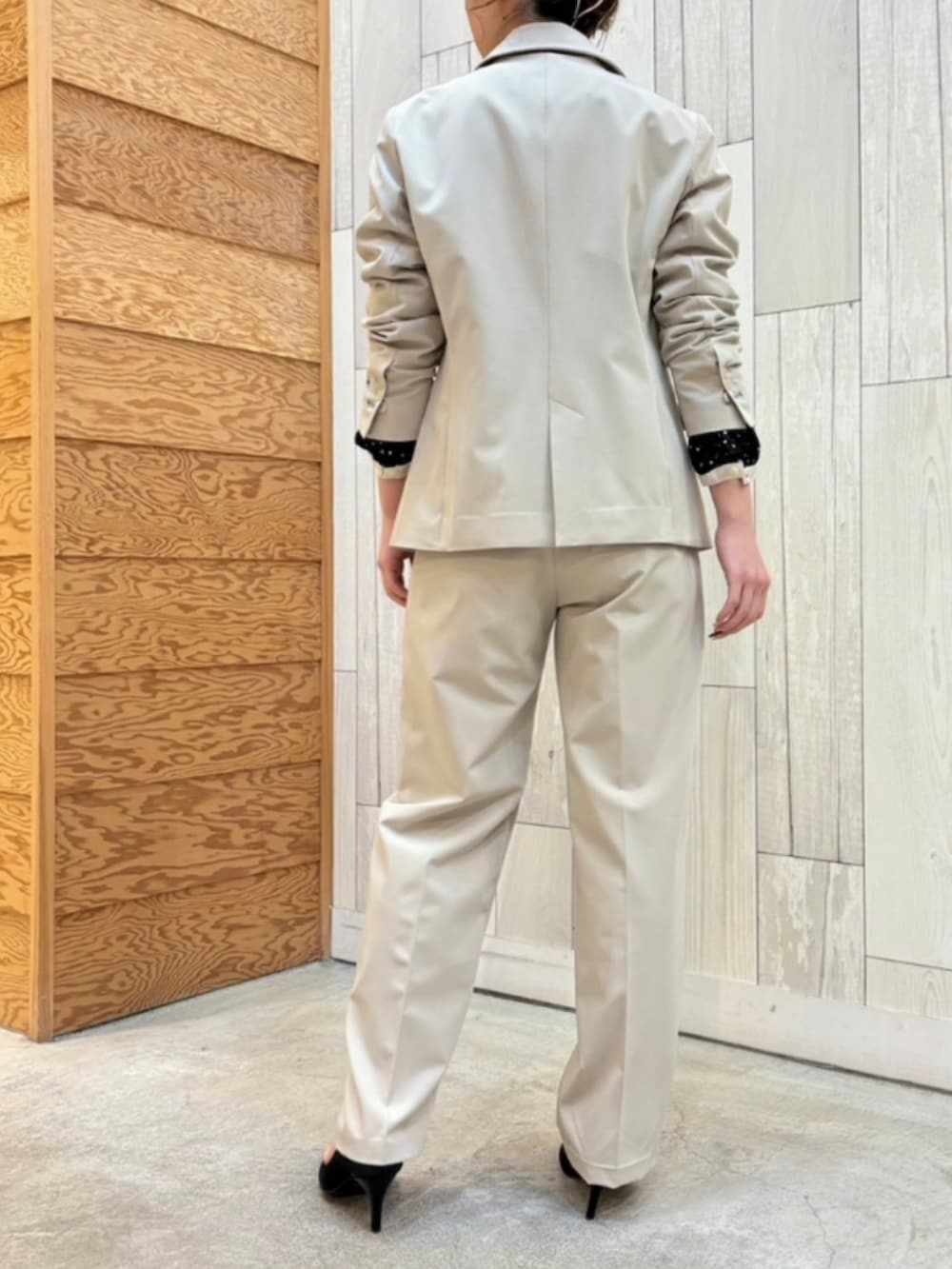 ベージュ系のスラックス、ベージュ系のテーラードジャケット、ブラック系のシャツ/ブラウスを着用したレディースの春コーディネートの4枚目の写真