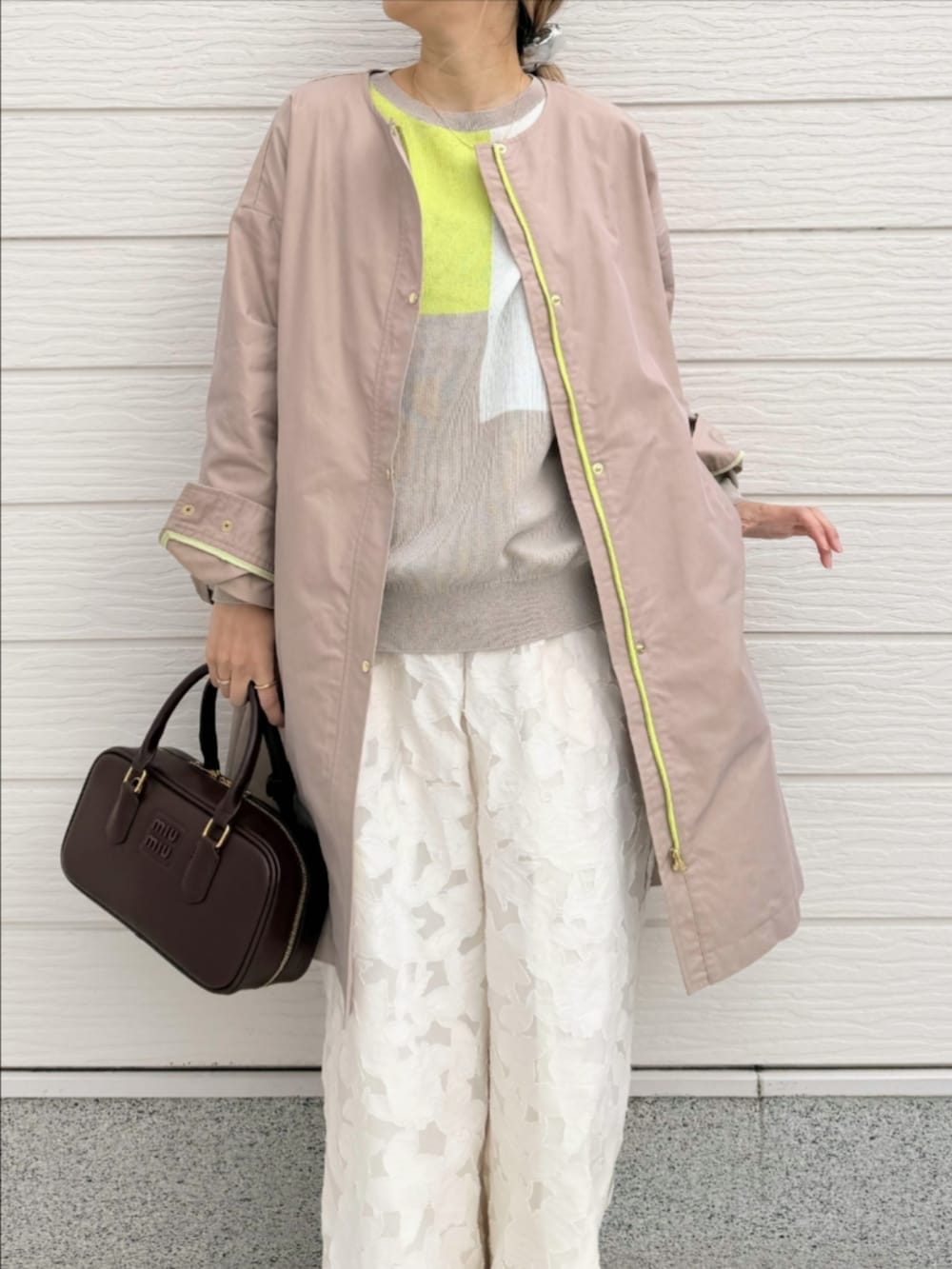 グレー系のニット/セーター、ホワイト系のその他パンツ、ベージュ系のノーカラーコートを着用したレディースの冬コーディネートの4枚目の写真