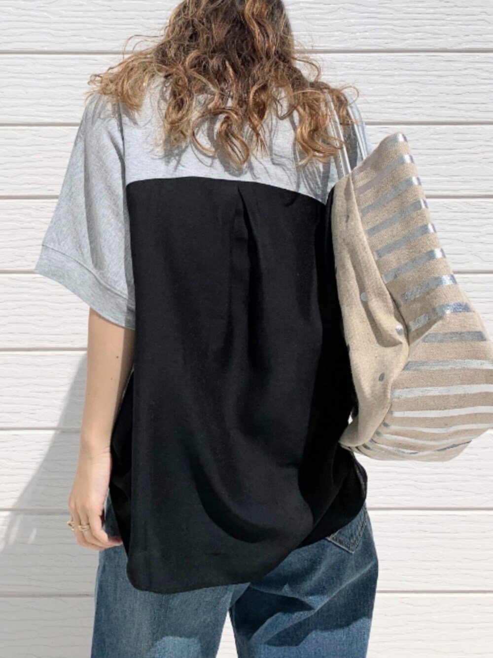グレー系のTシャツ/カットソー、シルバー系のトートバッグ、ブラック系のパンプスを着用したレディースの春コーディネートの5枚目の写真
