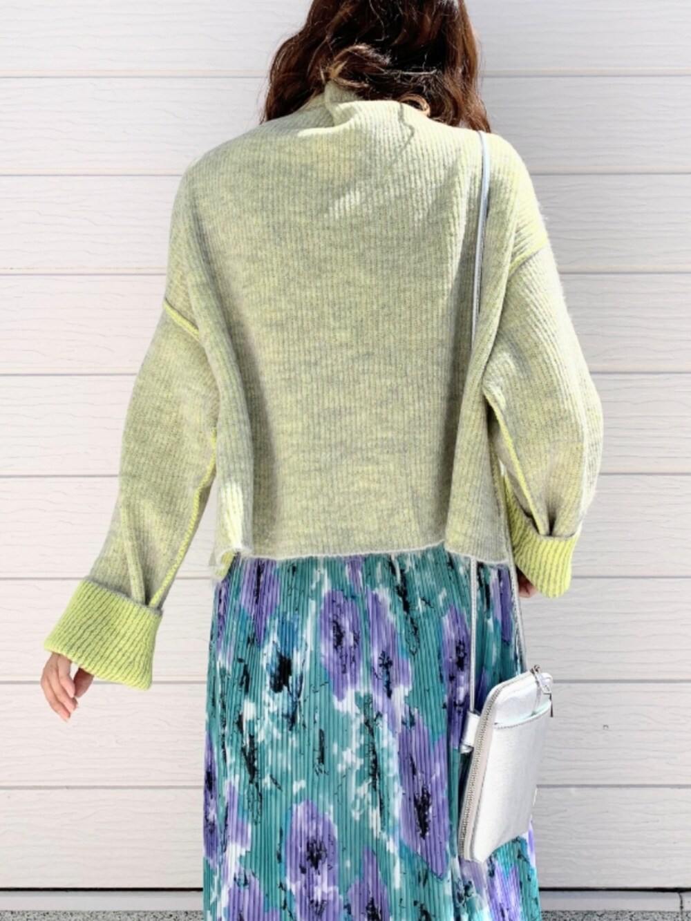 グリーン系のスカート、ホワイト系のスニーカー、シルバー系のショルダーバッグを着用したレディースの秋コーディネートの5枚目の写真