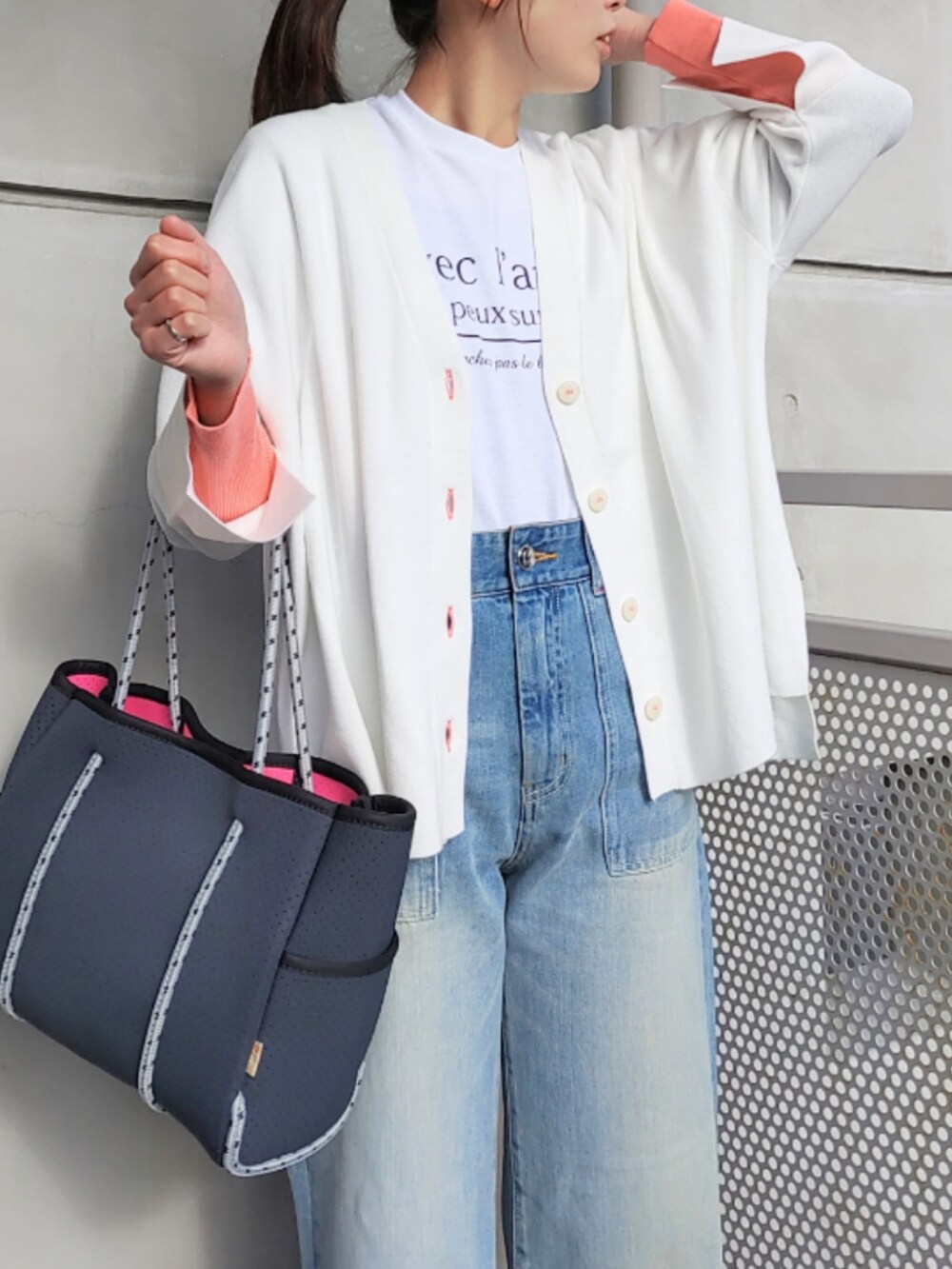 ブルー系のトートバッグ、ブルー系のデニムパンツ、ホワイト系のスニーカーを着用したレディースの冬コーディネートの4枚目の写真