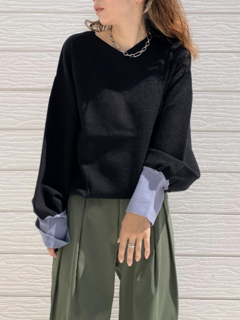 グリーン系のその他パンツ、ブラック系のローファー、ブラック系のニット/セーターを着用したレディースの秋コーディネートの3枚目の写真
