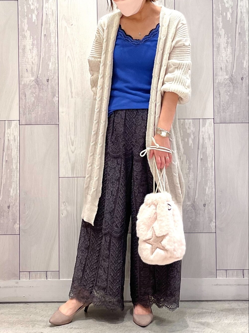 ベージュ系のショルダーバッグ、ベージュ系のカーディガン/ボレロ、グレー系のその他パンツを着用したレディースの秋コーディネートの2枚目の写真