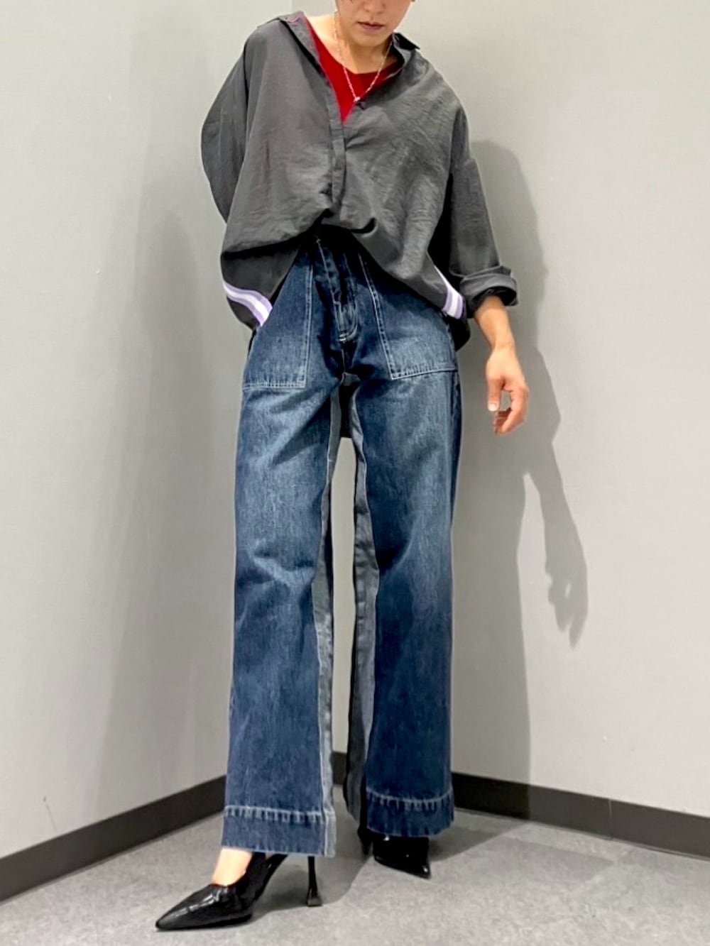 ブルー系のデニムパンツ、グレー系のシャツ/ブラウス、レッド系のタンクトップを着用したレディースの夏コーディネートの2枚目の写真