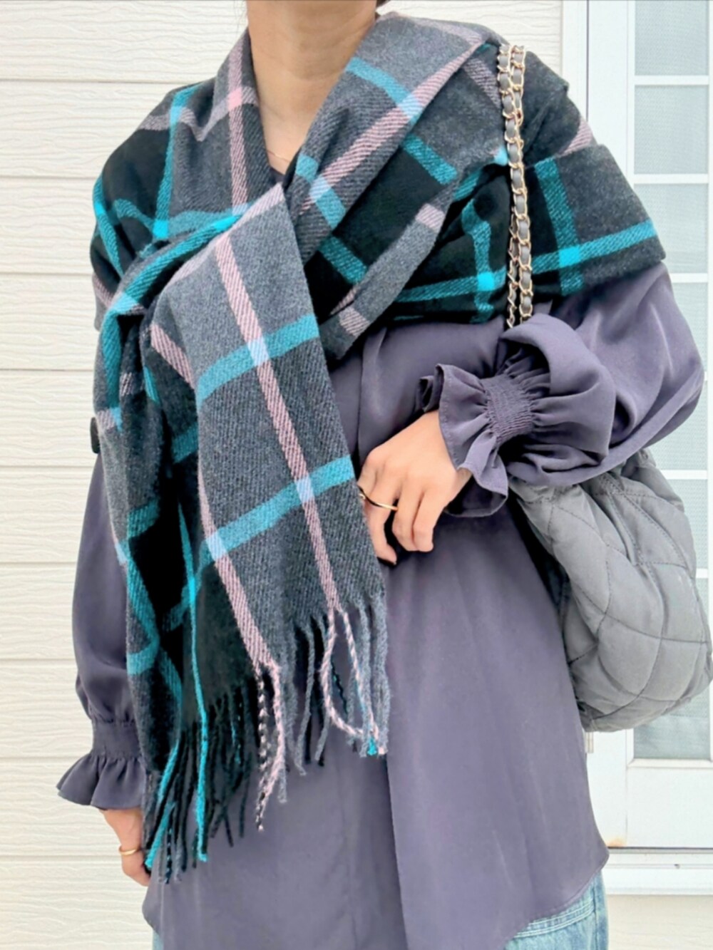 ブルー系のデニムパンツ、グレー系のトートバッグ、グレー系のシャツ/ブラウスを着用したレディースの秋コーディネートの5枚目の写真