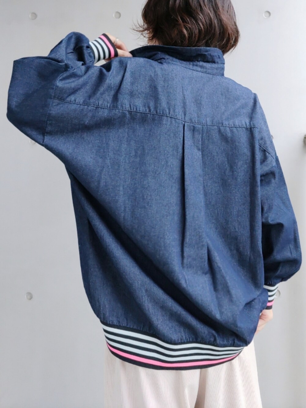 ブルー系のシャツ/ブラウス、グレー系のハンドバッグ、ベージュ系のその他パンツを着用したレディースの秋コーディネートの4枚目の写真