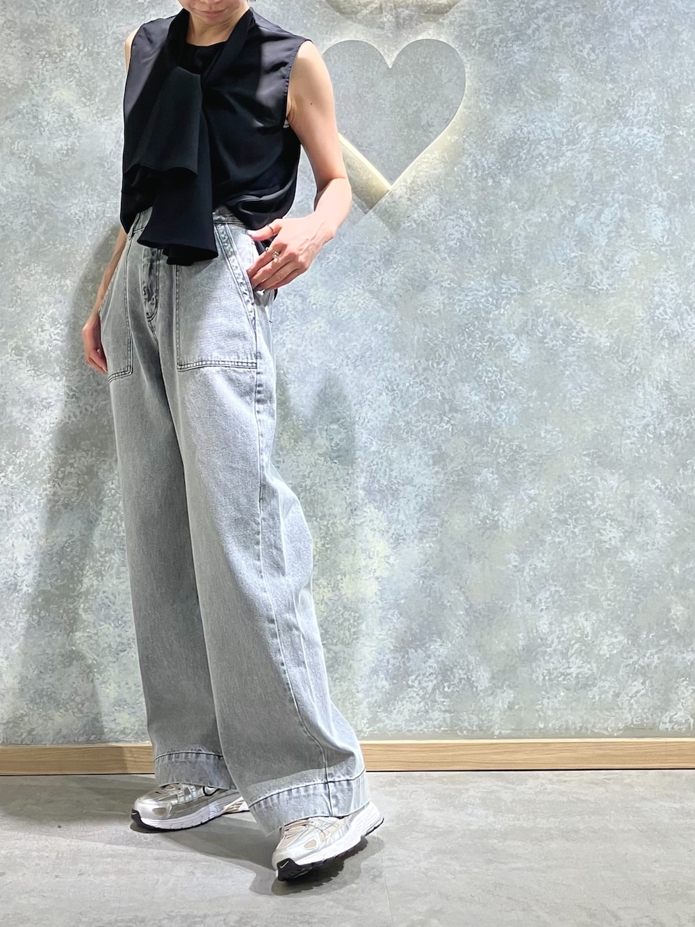 グレー系のデニムパンツ、ブラック系のシャツ/ブラウスを着用したレディースの夏コーディネートの3枚目の写真