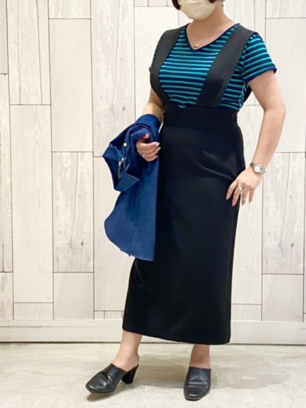 ブルー系のシャツ/ブラウス、ブラック系のジャンパースカート、ブルー系のTシャツ/カットソーを着用したレディースの夏コーディネートの2枚目の写真