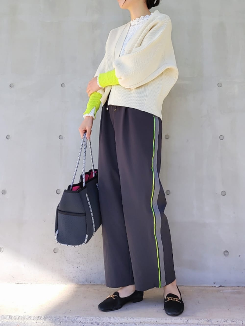 グレー系のその他パンツ、ホワイト系のカーディガン/ボレロ、ブルー系のトートバッグを着用したレディースの冬コーディネートの2枚目の写真