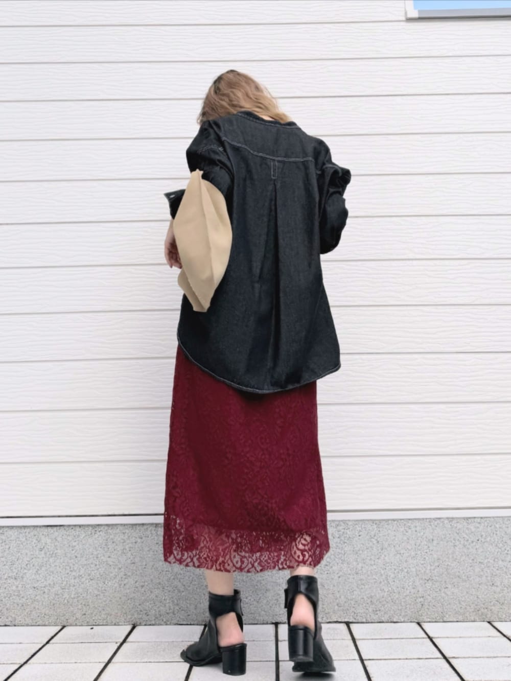 ベージュ系のトートバッグ、ブラック系のサンダル、ブラック系のシャツ/ブラウスを着用したレディースの夏コーディネートの2枚目の写真