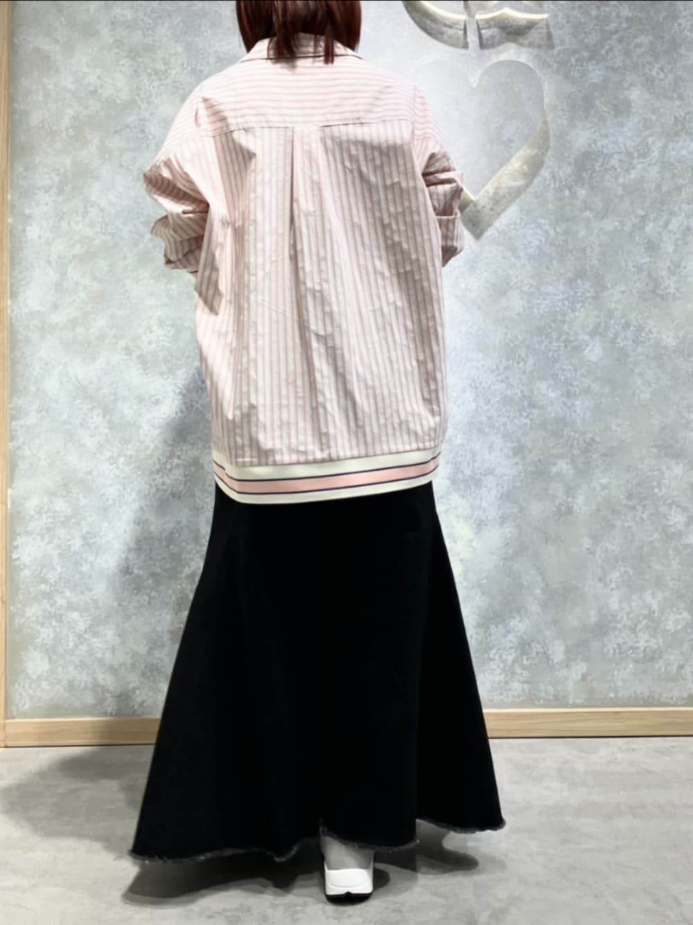 ブルー系のデニムスカート、シルバー系のスニーカー、グレー系のエコバッグ/サブバッグを着用したレディースの冬コーディネートの3枚目の写真