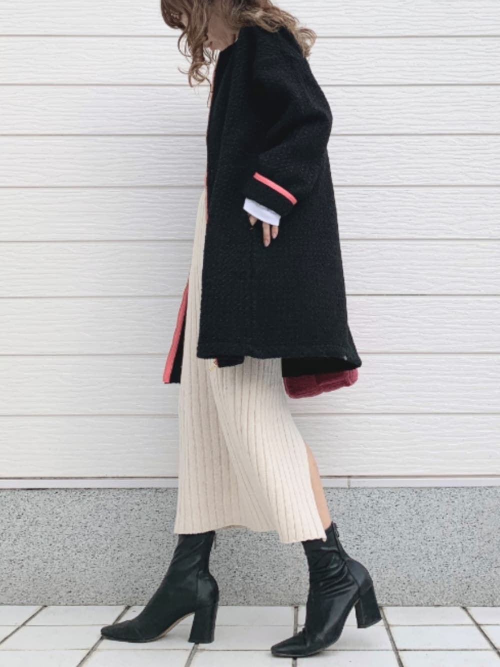 ホワイト系のスカート、ホワイト系のTシャツ/カットソー、レッド系のショルダーバッグを着用したレディースの秋コーディネートの2枚目の写真