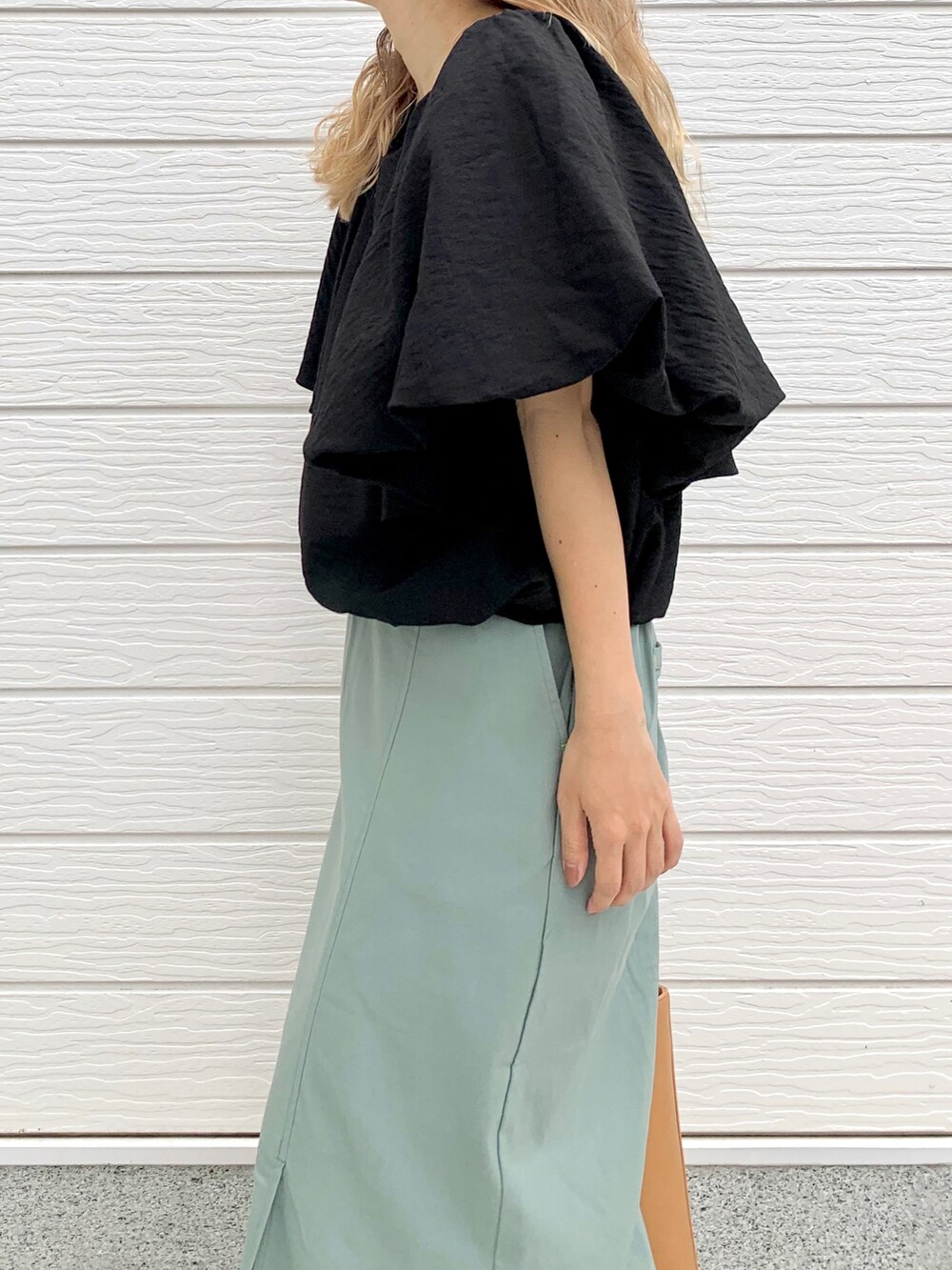 グリーン系のスカート、ベージュ系のトートバッグ、ブラック系のシャツ/ブラウスを着用したレディースの春コーディネートの4枚目の写真