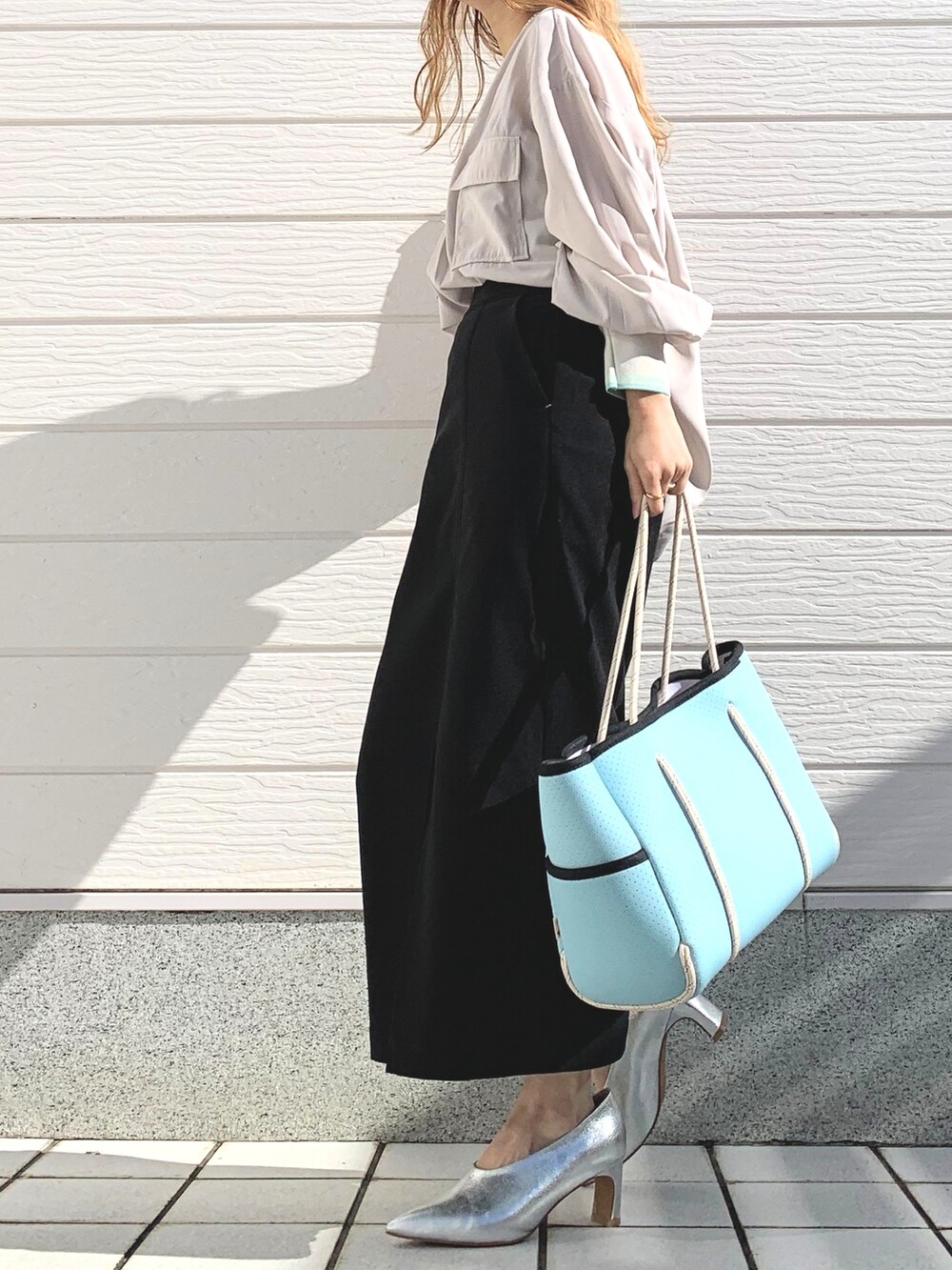 ベージュ系のシャツ/ブラウス、ブルー系のトートバッグ、ブラック系のスカートを着用したレディースの冬コーディネートの2枚目の写真
