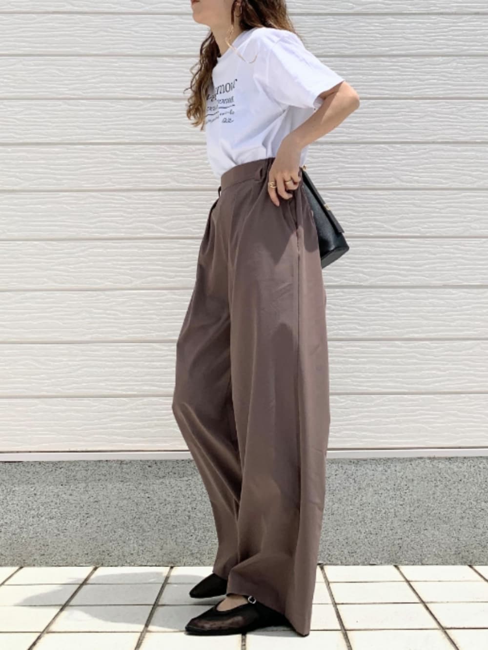 ブラウン系のその他パンツ、ブラック系のパンプス、ブラック系のトートバッグを着用したレディースの春コーディネートの2枚目の写真