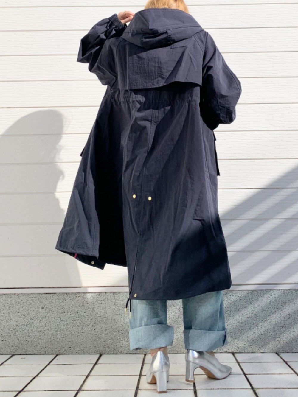 ブルー系のデニムパンツ、ブルー系のモッズコート、ブルー系のニット/セーターを着用したレディースの冬コーディネートの3枚目の写真