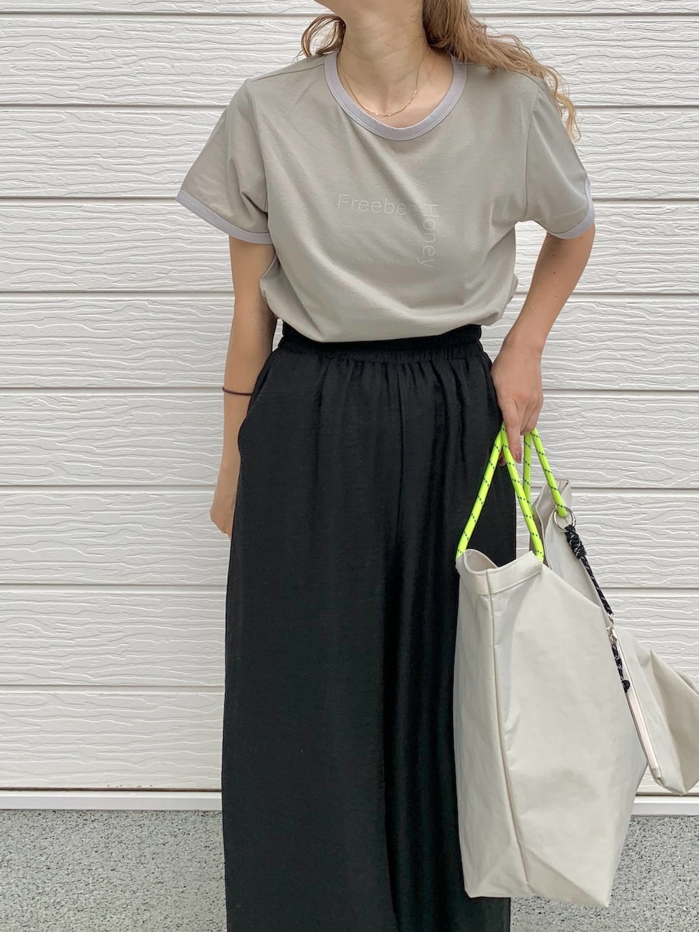 グリーン系のTシャツ/カットソー、ブラック系のその他パンツ、ホワイト系のトートバッグを着用したレディースの夏コーディネートの2枚目の写真