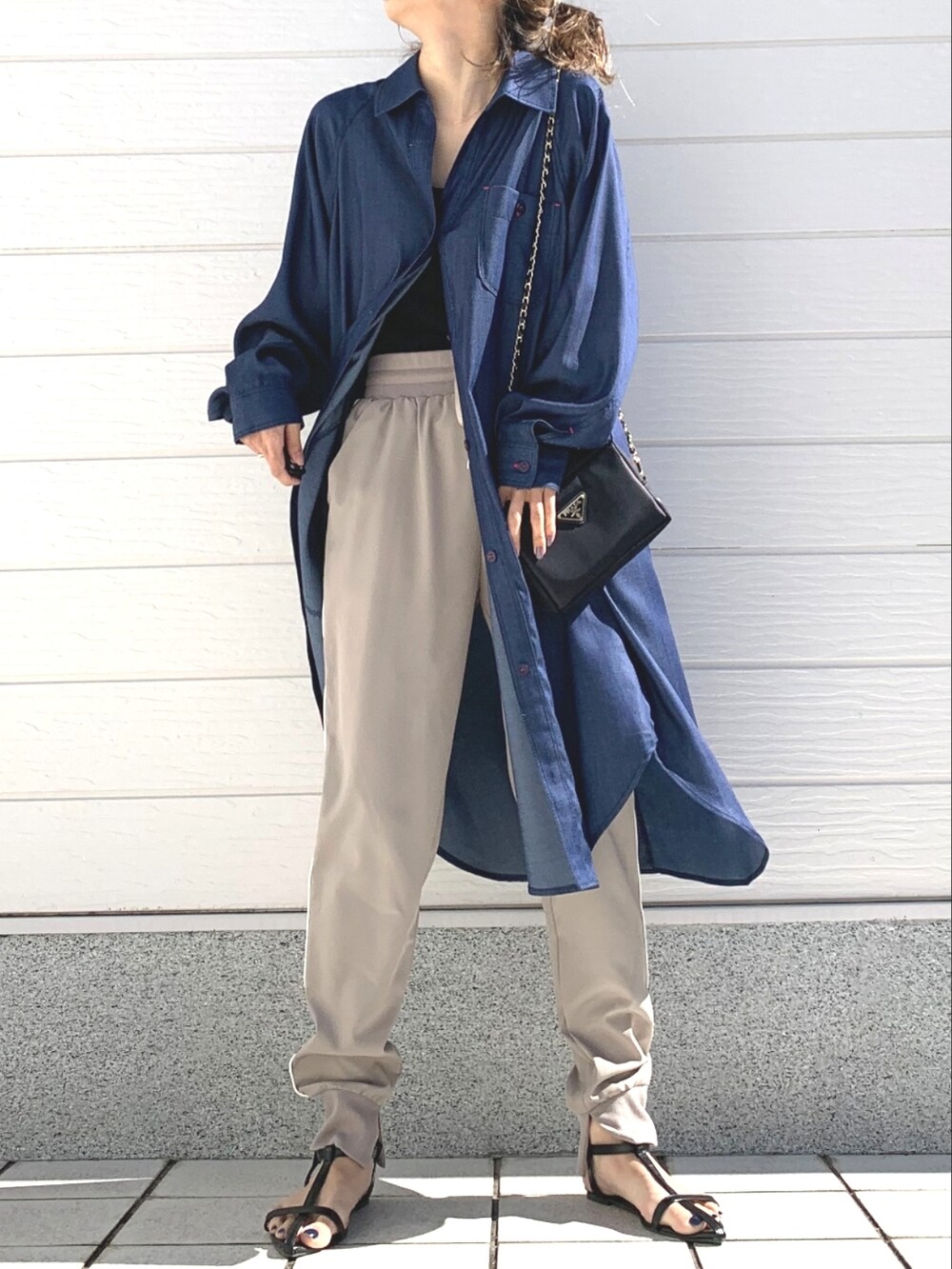 ブルー系のシャツワンピース、ベージュ系のその他パンツを着用したレディースの冬コーディネートの2枚目の写真