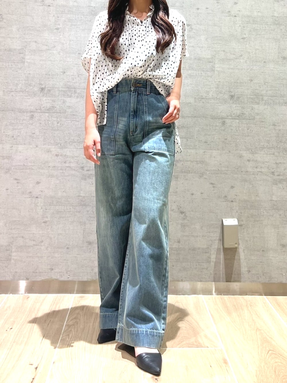 ブルー系のデニムパンツ、ホワイト系のシャツ/ブラウスを着用したレディースの夏コーディネートの3枚目の写真