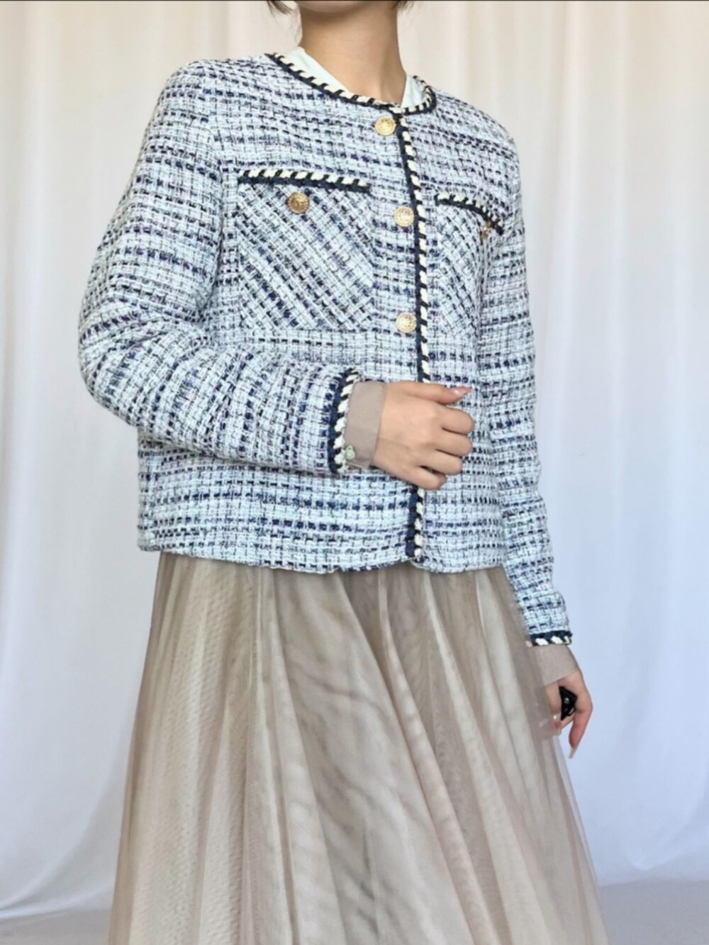 ホワイト系のシャツ/ブラウス、ゴールド系のスカート、ブルー系のパンプスを着用したレディースの冬コーディネートの4枚目の写真