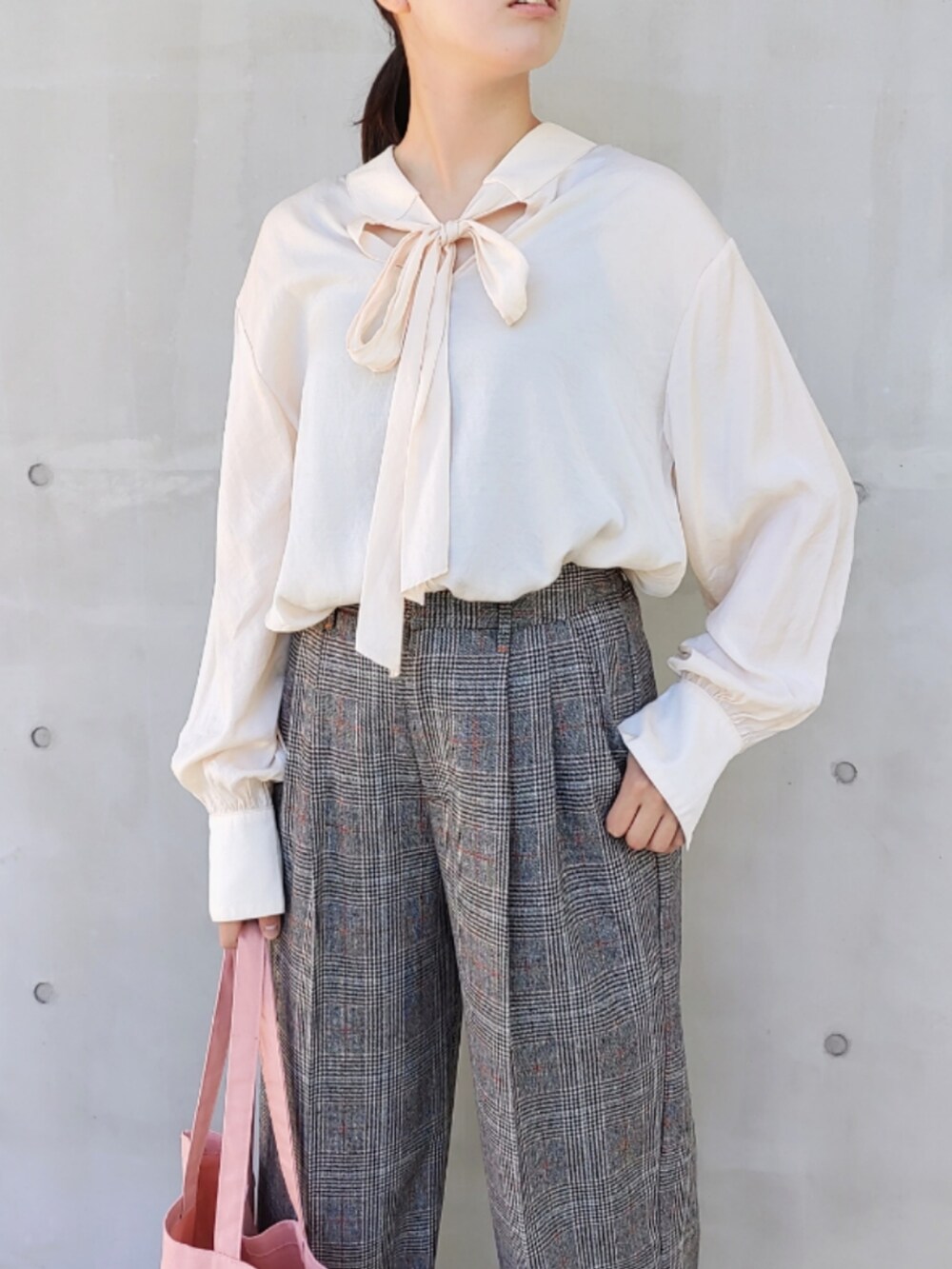 ベージュ系のトートバッグ、ブラック系のスラックス、ホワイト系のシャツ/ブラウスを着用したレディースの秋コーディネートの3枚目の写真